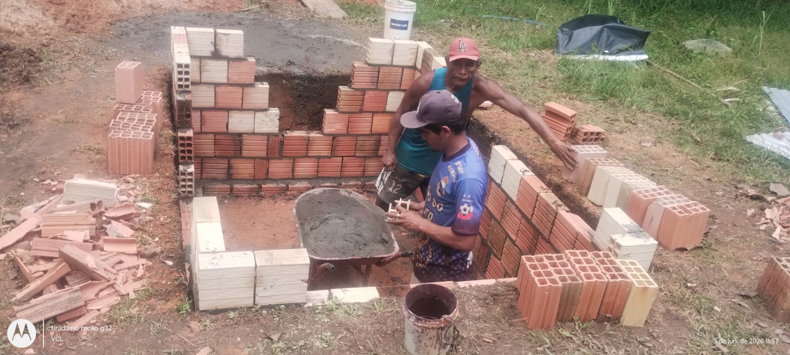Building the library in Acajatuba, Brazil